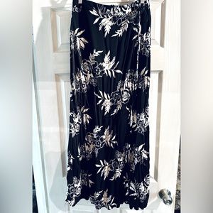 Pretty wrap like skirt. Black with off white flower print xhileration Size L